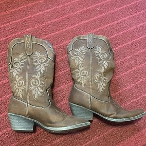 Brown Western Boots 😀.   7.5